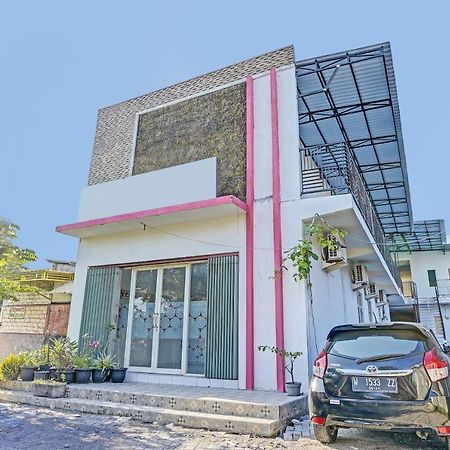 Oyo Life 91594 Bungah Residence Syariah Gresik Exterior photo