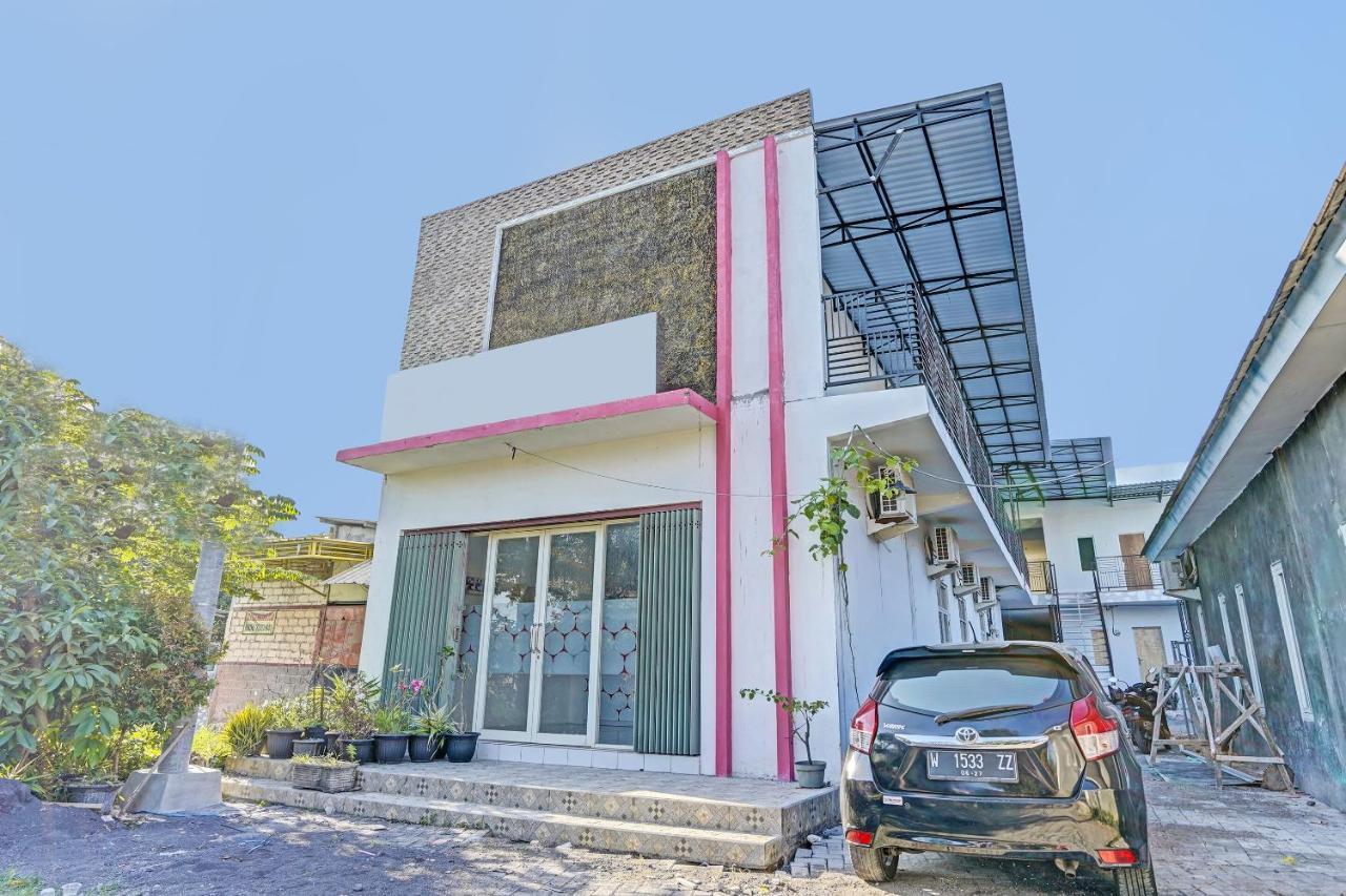 Oyo Life 91594 Bungah Residence Syariah Gresik Exterior photo