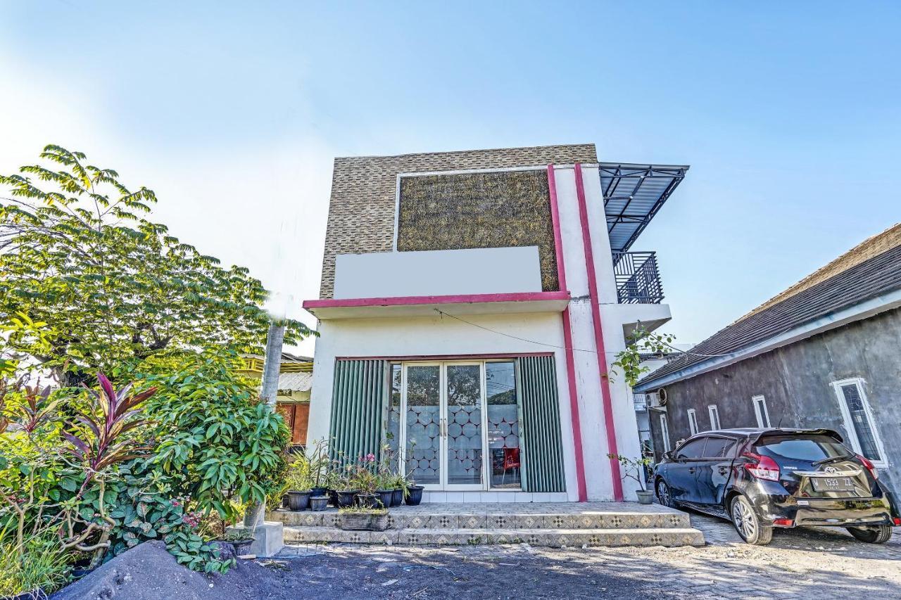 Oyo Life 91594 Bungah Residence Syariah Gresik Exterior photo