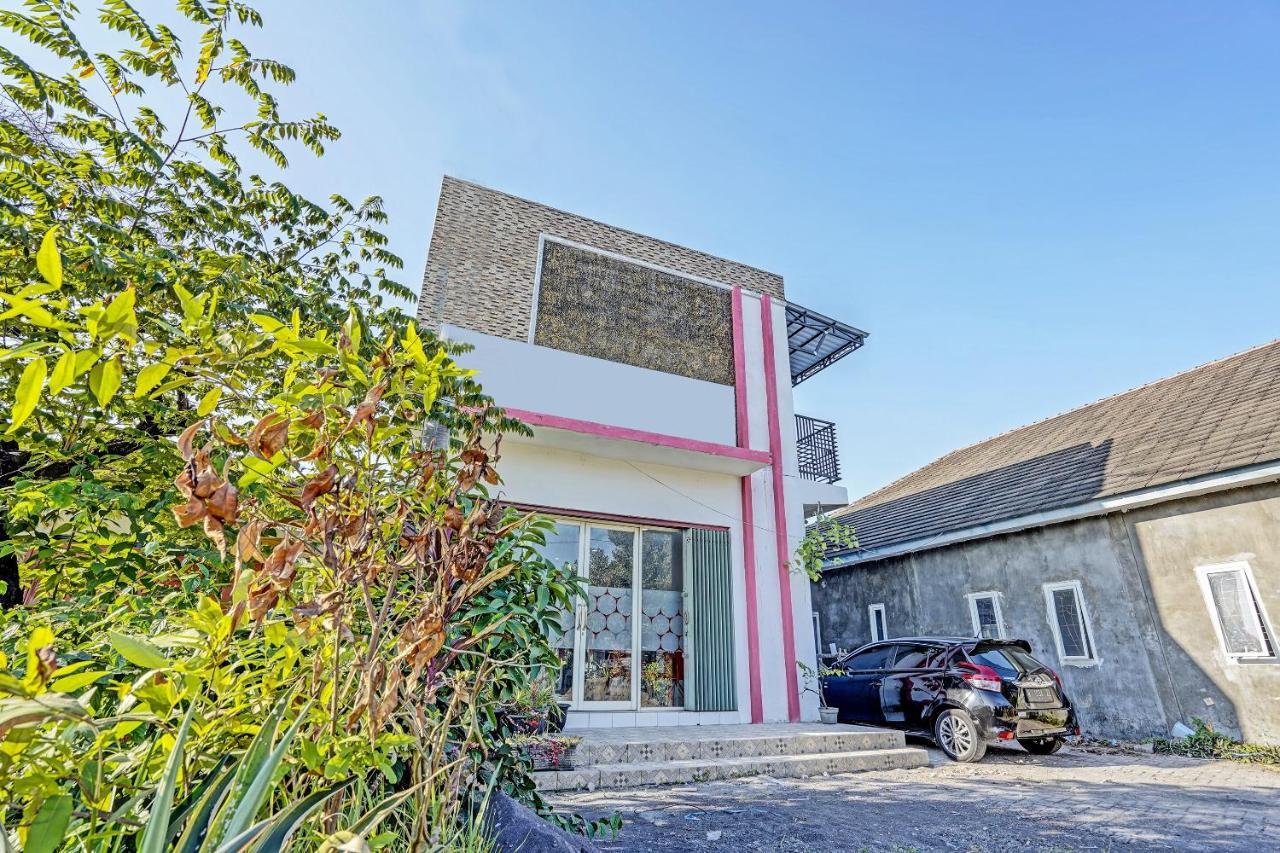 Oyo Life 91594 Bungah Residence Syariah Gresik Exterior photo