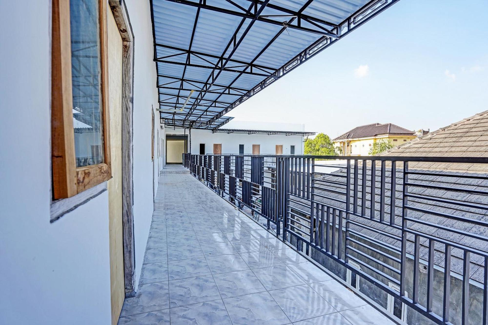 Oyo Life 91594 Bungah Residence Syariah Gresik Exterior photo
